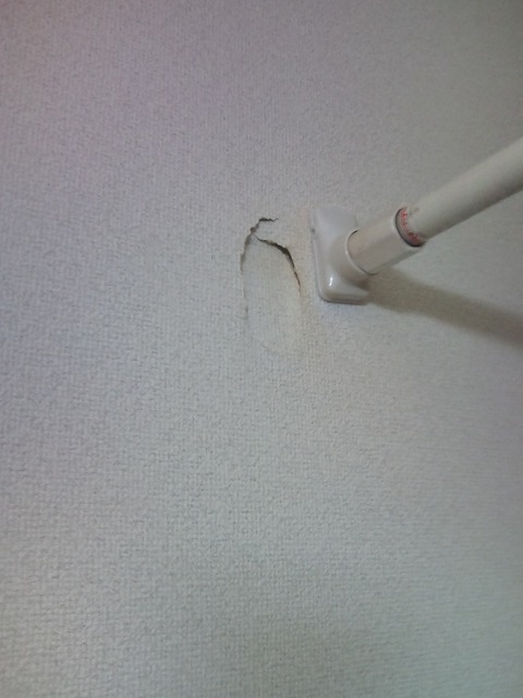 ツッパリ棒で 壁に穴が空いてしまいました 壁穴レス急
