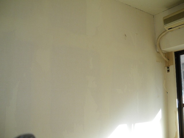 ツッパリ棒で 壁に穴が空いてしまいました 壁穴レス急