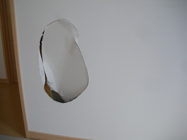 大きい目の壁穴を修理しました 壁穴レス急